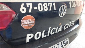 Viatura da polícia civil, com o adesivo de #TodosPorPetrópolis